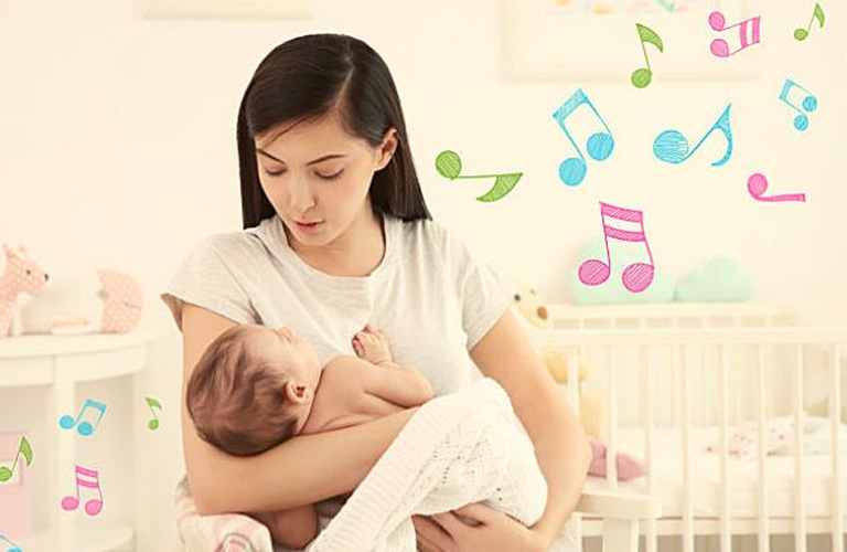 Âm nhạc nhẹ nhàng có thể giúp bé cảm thấy an toàn và dễ chìm vào giấc ngủ