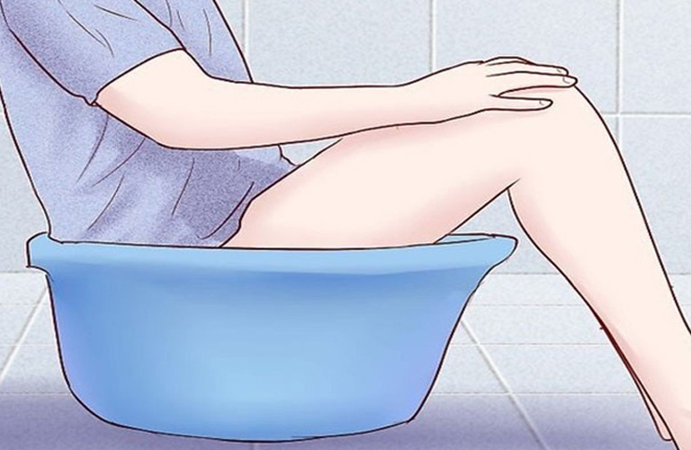 Ngâm hậu môn bằng nước ấm pha muối loãng