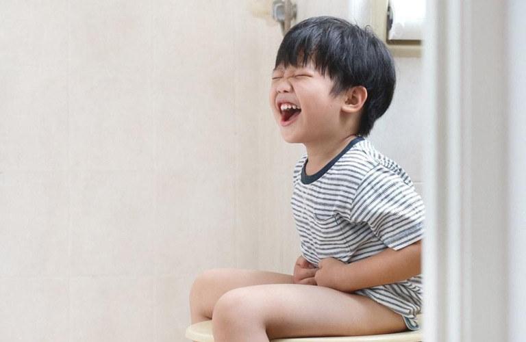 Trẻ phải rặn mạnh khi đi tiêu, làm tăng áp lực lên tĩnh mạch hậu môn khiến chúng giãn ra