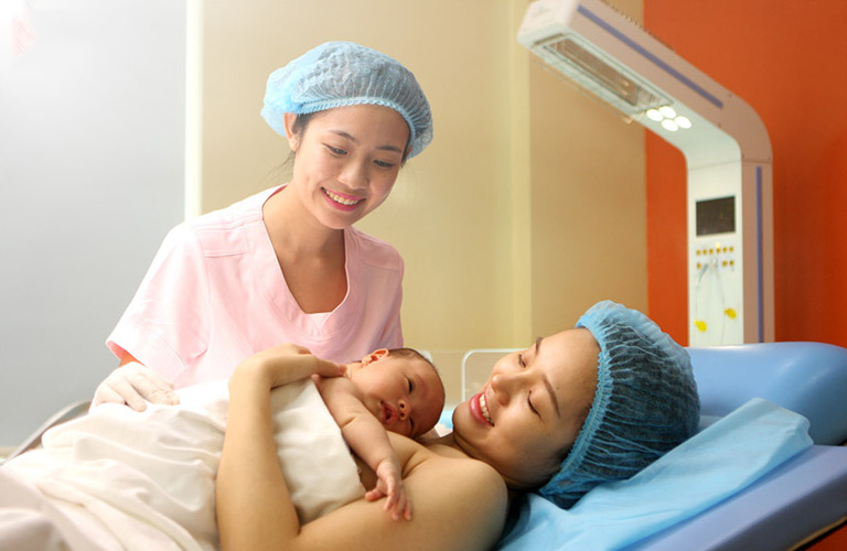 Quá trình rặn đẻ kéo dài làm tăng áp lực lên tĩnh mạch hậu môn