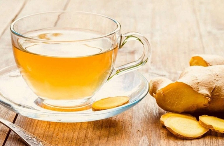 Uống nước gừng ấm vào buổi sáng hoặc sau bữa ăn nhẹ giúp giảm trào ngược dạ dày nhẹ nhàng