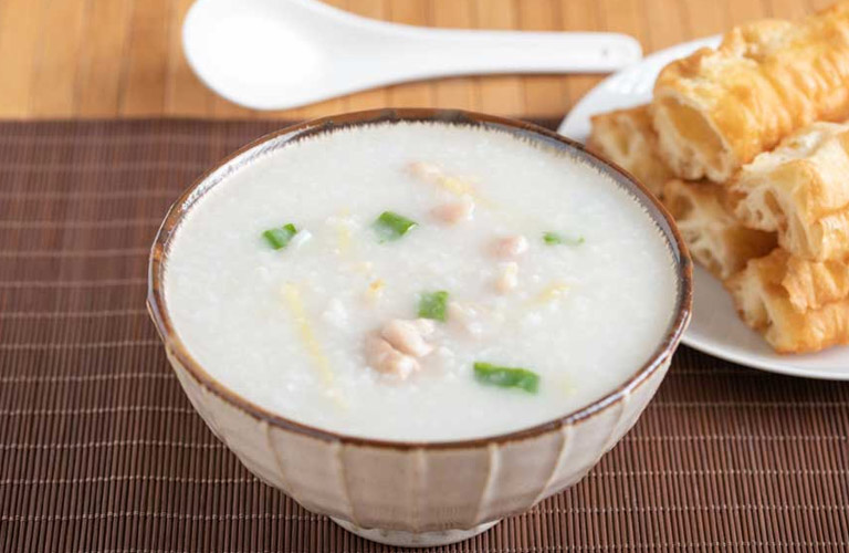 Cháo gừng là món ăn có tác dụng tuyệt vời trong việc giảm đau đầu do cảm lạnh