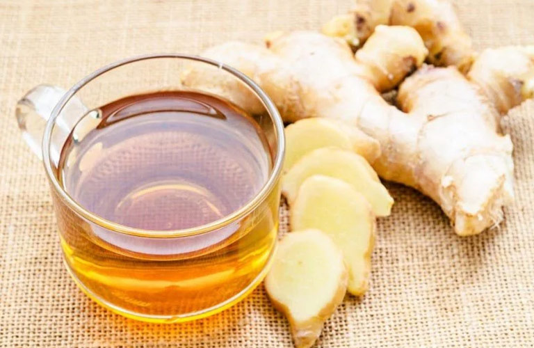 Gừng là một thảo dược có tính ấm, vị cay, giúp lưu thông khí huyết, làm dịu các cơn đau đầu hiệu quả