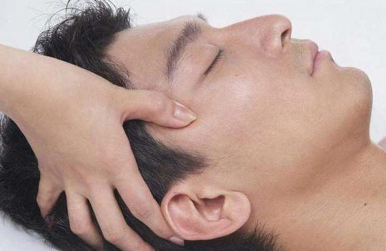 Phương pháp này không chỉ giúp thư giãn cơ thể mà còn kích thích các huyệt đạo, từ đó làm dịu hệ thần kinh