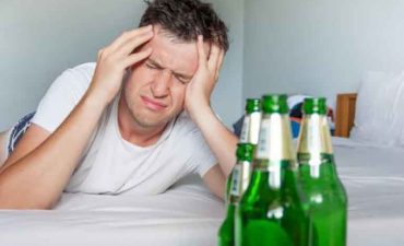Giải đáp các cách giảm đau đầu sau khi uống rượu