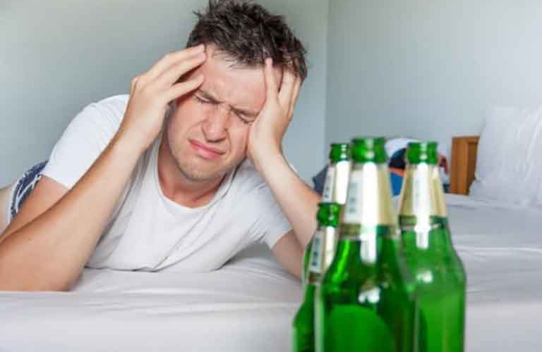 Giải đáp các cách giảm đau đầu sau khi uống rượu