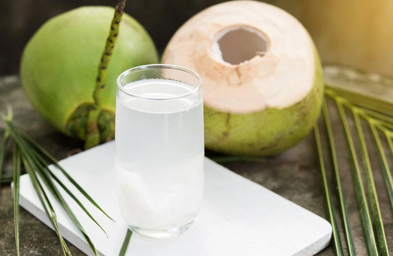 Nước dừa giúp bù nước và chất điện giải, có thể giảm bớt cơn đau đầu nhanh chóng