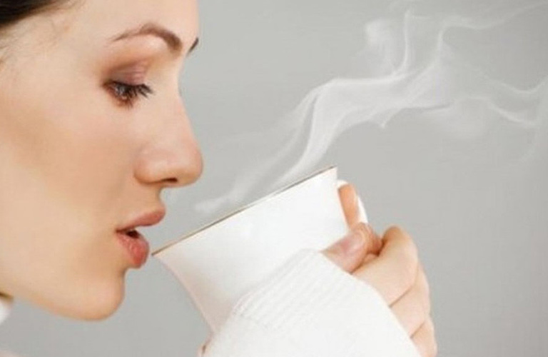 Uống nước ấm đều đặn giúp hạn chế co bóp dạ dày quá mức, giảm nguy cơ tăng tiết axit