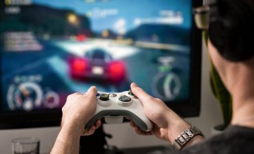 Chơi game bị đau đầu có thể xuất hiện khi anh em chơi game dài liên tục