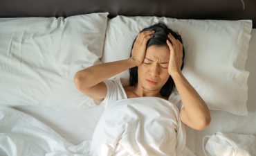 Chóng mặt mất ngủ là hai vấn đề sức khỏe thường gặp, có thể xuất hiện độc lập hoặc đi kèm nhau