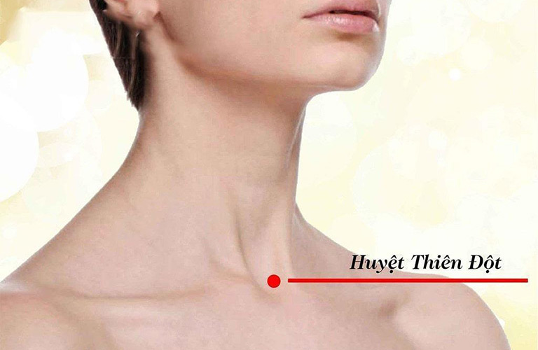 Huyệt Thiên Đột nằm ngay ở giữa cổ, dưới yết hầu