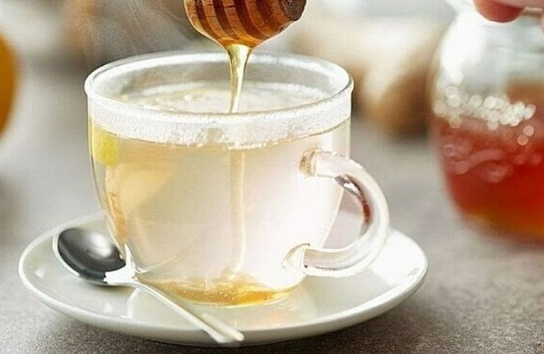 Chữa đau dạ dày bằng mật ong và nước ấm