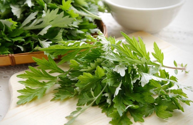 Chườm ngải cứu rang muối trị đau đầu do lạnh gáy, ê mỏi cổ vai