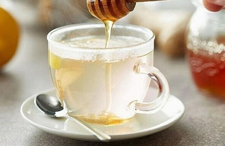 Uống nước ấm pha mật ong giúp làm giảm đau dạ dày