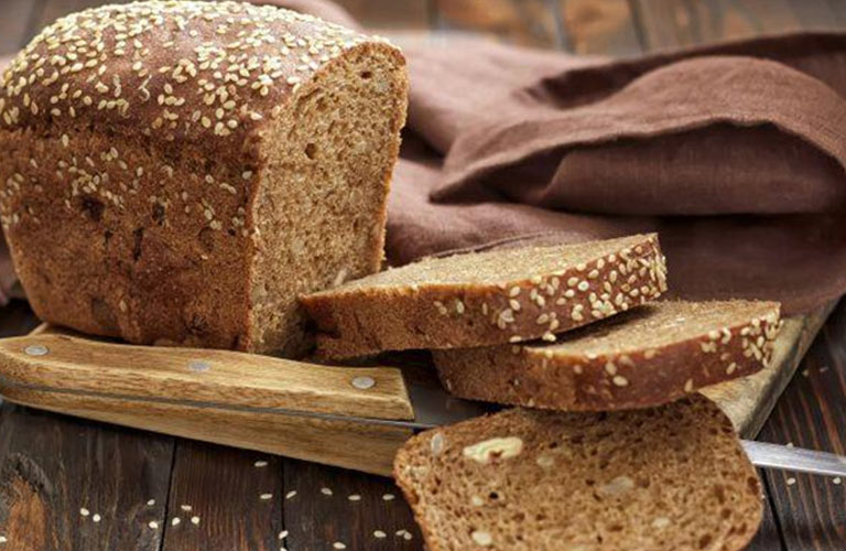 Bánh mì thuộc nhóm tinh bột ít chất xơ, nếu dùng nhiều lại gây đầy hơi, khó tiêu, khiến dạ dày làm việc nhiều hơn
