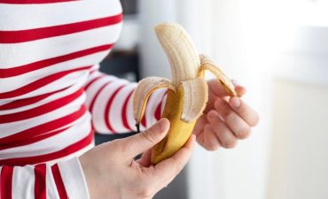 Chuối tiêu hoặc chuối còn xanh, dễ làm tăng tình trạng đầy bụng thậm chí khiến cơn đau dạ dày thêm trầm trọng