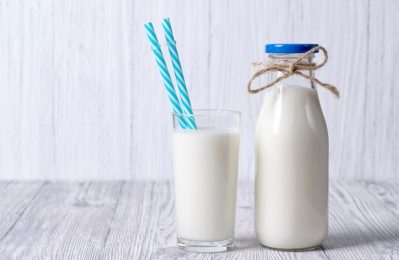 Nên uống sữa nếu bà con chọn các loại sữa ít béo, sữa tách kem, sữa không đường hoặc sữa hạt