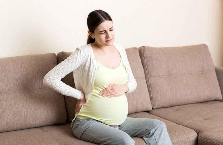 Đau dạ dày khi mang thai gây ra cảm giác đau âm ỉ hoặc dữ dội ở vùng bụng trên rốn