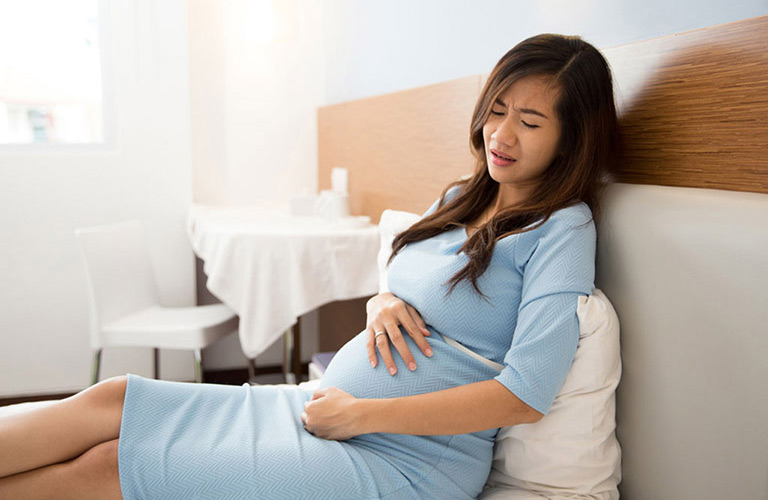 Áp lực từ tử cung khiến thức ăn tiêu hóa kém, gây khó chịu vùng thượng vị