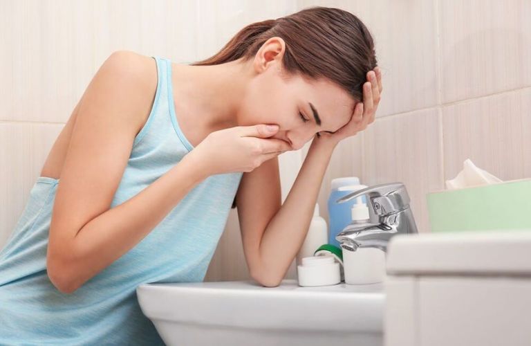 Đau đầu buồn nôn là một triệu chứng phổ biến mà nhiều bà con gặp phải
