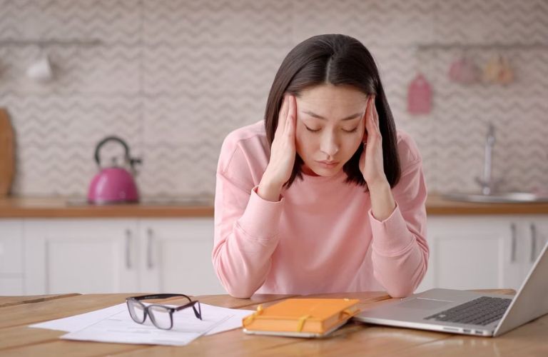 Áp lực công việc có thể tác động mạnh đến hệ thần kinh, dẫn đến đau đầu và buồn nôn
