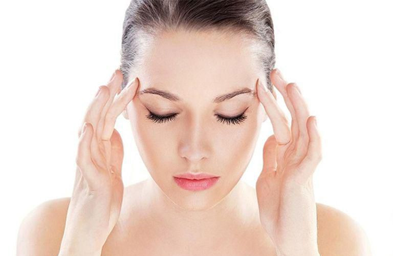 Xoa bóp bấm huyệt nhẹ nhàng vùng đầu giúp giảm đau đầu