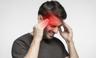 Đau đầu do tăng huyết áp là một triệu chứng thường gặp ở những người mắc bệnh huyết áp cao