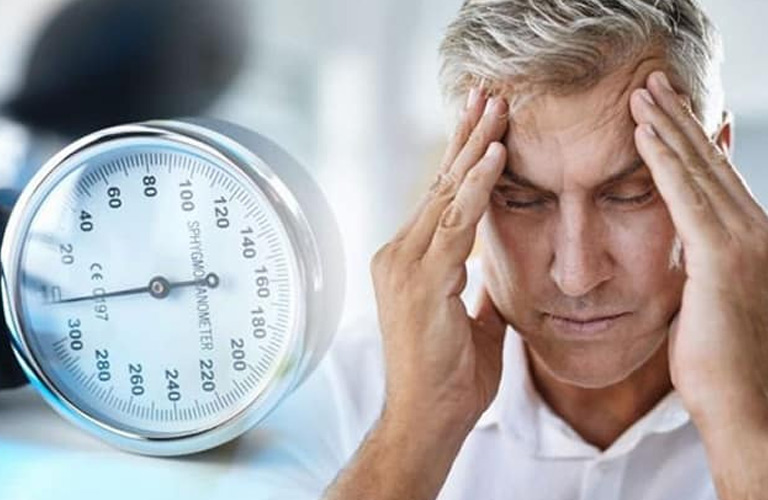 Bà con tuổi cao cũng có nguy cơ bị tăng huyết áp cao, dẫn đến đau đầu