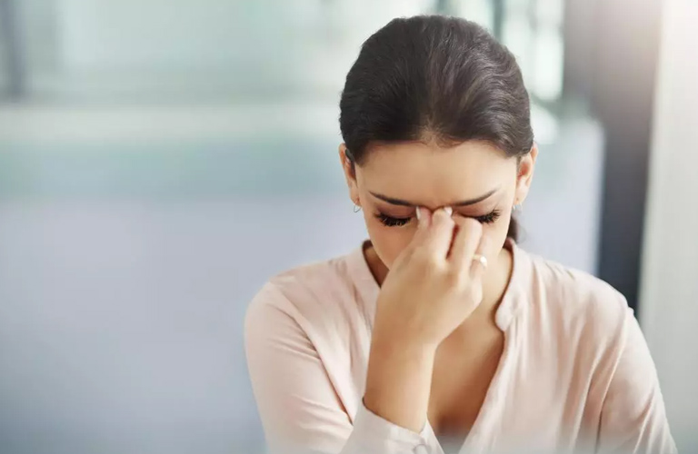 Stress kéo dài là một trong những nguyên nhân chính gây ra các cơn đau đầu mãn tính