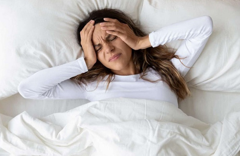 Đau đầu khó ngủ là một trong những triệu chứng phổ biến mà nhiều bà con gặp phải trong cuộc sống hiện đại