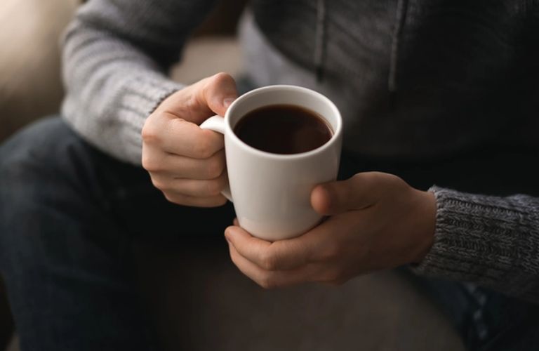 Các chất như caffeine, rượu hoặc thuốc lá có thể làm tăng cường sự tỉnh táo