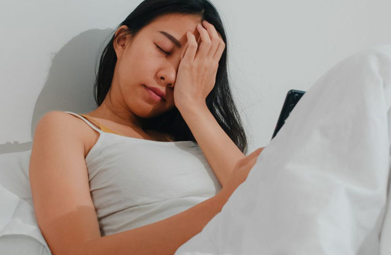 au đầu, mất ngủ và suy giảm trí nhớ là ba triệu chứng phổ biến mà nhiều người gặp phải