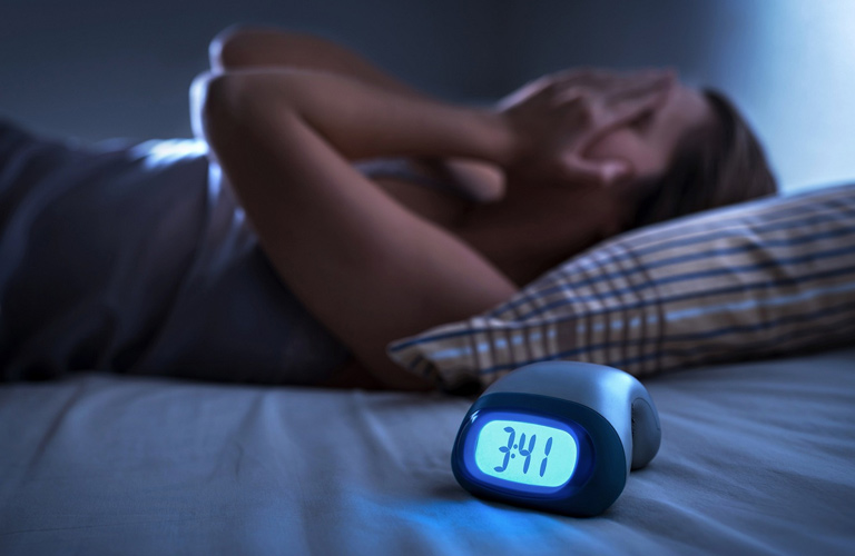 Thiếu ngủ thường xuyên có thể dẫn đến mệt mỏi, giảm sức đề kháng, và đau đầu