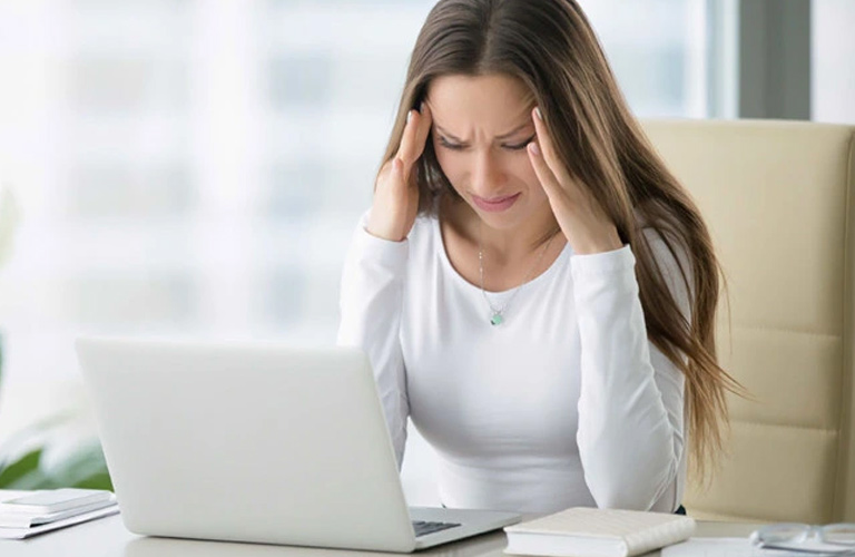 Những người có cuộc sống căng thẳng, làm việc quá sức thường dễ bị các cơn migraine