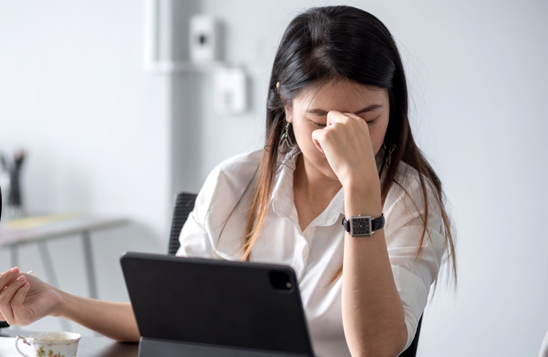 Nhiều bệnh nhân bị đau đầu mỏi người do căng thẳng trong công việc hay lo âu