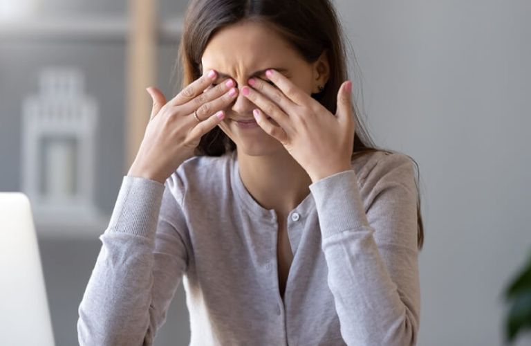 Đau đầu nhức mắt khiến bệnh nhân có thể cảm thấy nhức mắt, hoặc đau đớn quanh mắt