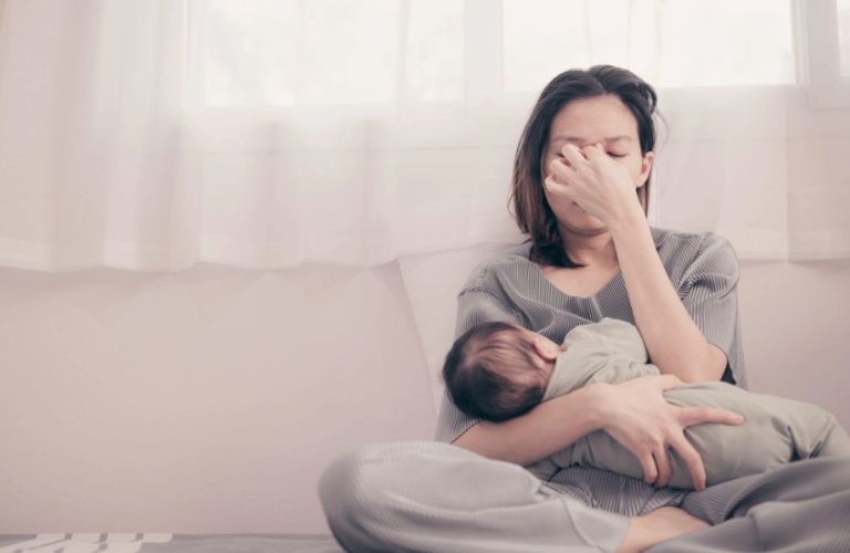 Đau đầu sau sinh là tình trạng phổ biến mà nhiều bà con gặp phải trong giai đoạn hậu sản