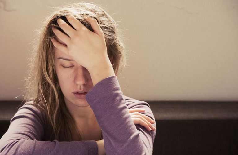 Thiếu ngủ trong giai đoạn sau sinh do việc chăm sóc em bé cũng gây đau đầu
