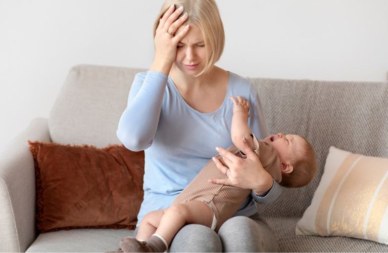 Đau đầu sau sinh có thể là dấu hiệu cảnh báo bất thường cần được chú ý