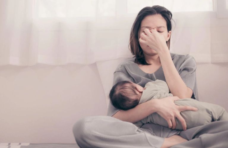 Áp lực chăm sóc con nhỏ khiến bà mẹ căng thẳng, dẫn đến đau đầu kéo dài