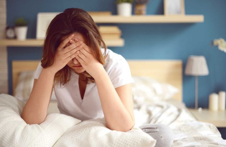 Bà con làm việc quá sức hoặc không ngủ đủ giấc có thể đau đầu thái dương