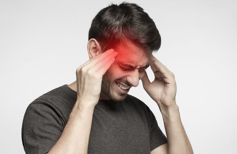 Đau đầu từng cơn có thể lan từ một bên đầu ra sau gáy