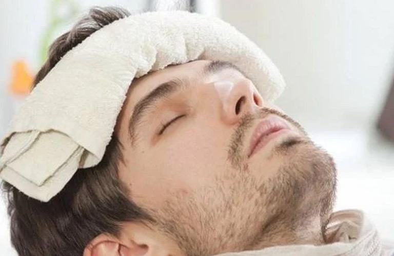 Chườm khăn ấm lên trán hoặc cổ giúp giảm căng thẳng và đau nhức