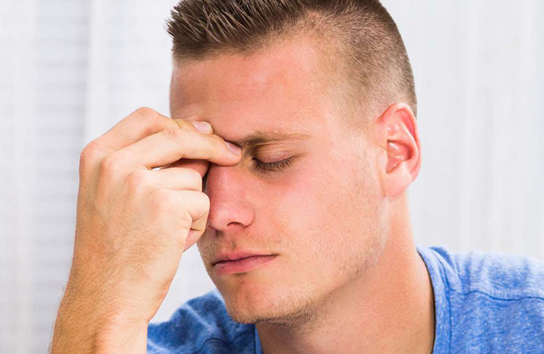 Các vấn đề về thị lực có thể làm căng thẳng cơ mắt, gây đau đầu vùng trán