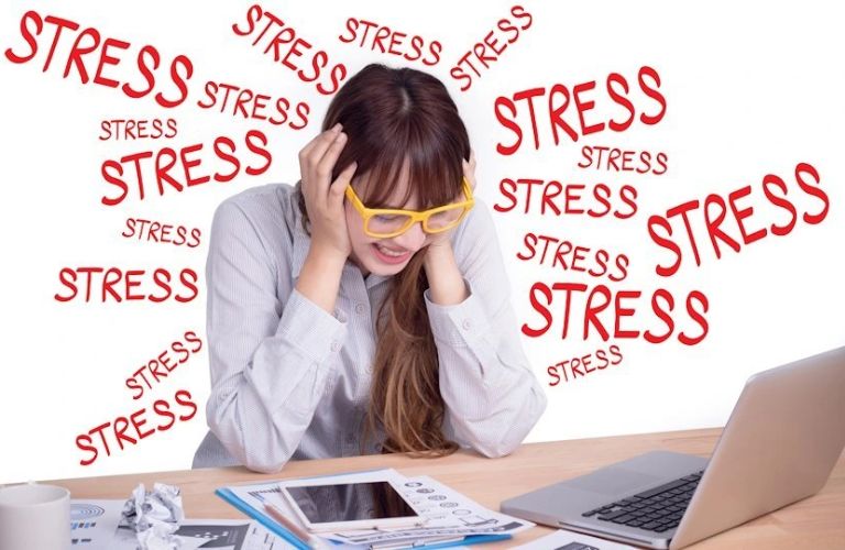 Áp lực công việc hoặc căng thẳng kéo dài dẫn đến đau nửa đầu bên phải