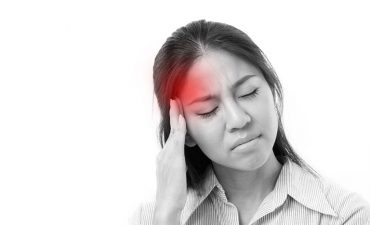 Đau nửa đầu bên phải phản ánh sự mất cân bằng âm dương, khí huyết trong cơ thể