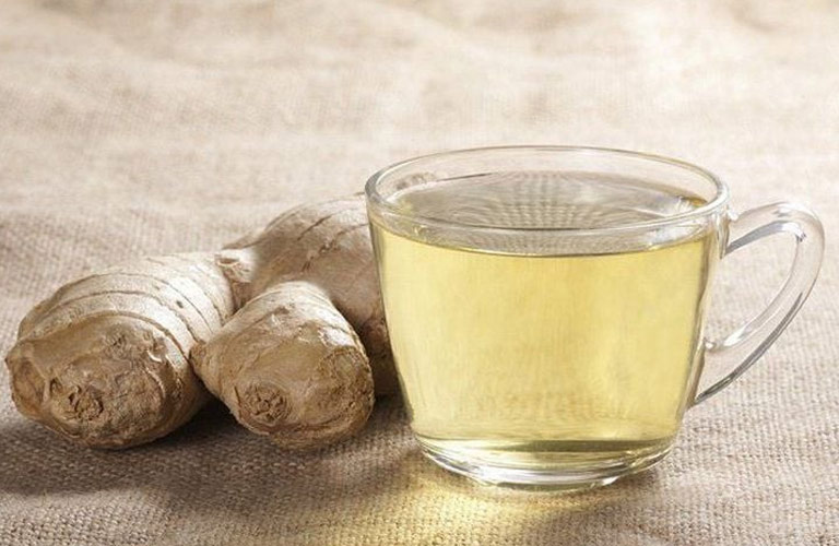 Uống nước gừng ấm giúp làm dịu cơn đau đầu tại nhà