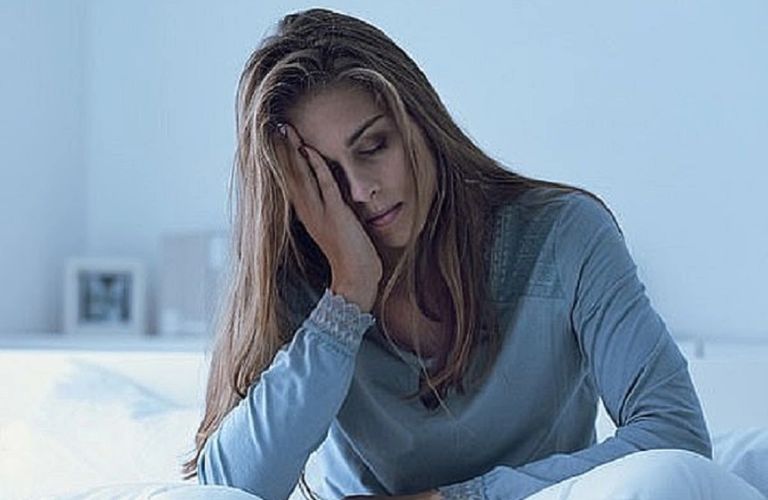 Giấc ngủ không đủ hoặc không chất lượng có thể gây ra tình trạng đau nửa đầu.