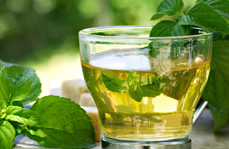Một tách trà bạc hà ấm giúp thư giãn các cơ và làm dịu cơn đau