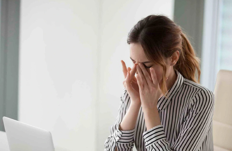 Căng thẳng kéo dài có thể gây ra các cơn đau đầu và làm giảm chất lượng giấc ngủ